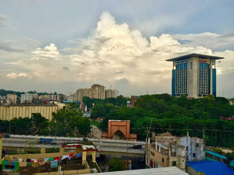 উঁচু মেঘের নিচে চট্টগ্রাম নগরের ছাদ ও গাছপালা