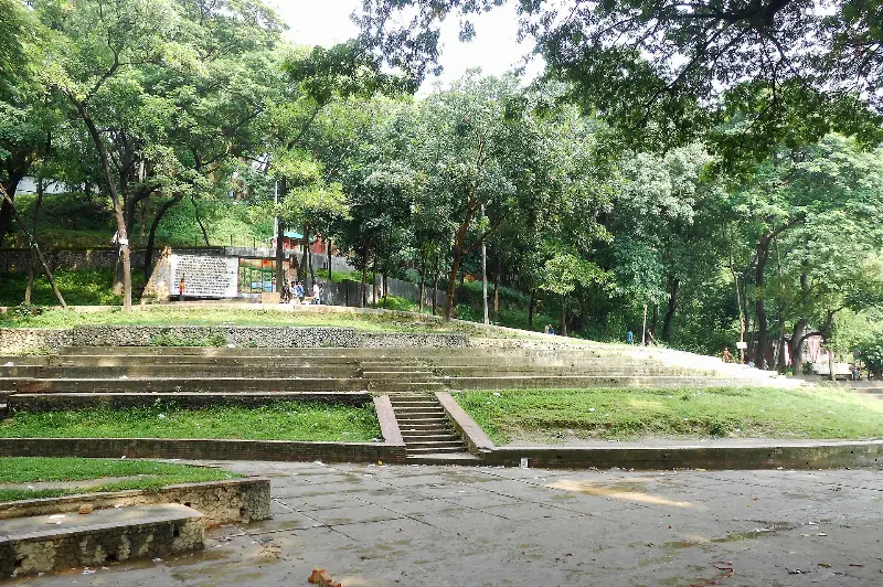 ডিসি হিলে উঁচু গাছের নিচে ধাপে ধাপে সাজানো চত্বর